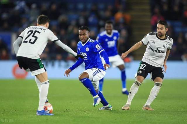 周娅菲担任三亚亚沙会闭幕式中国体育代表团旗手